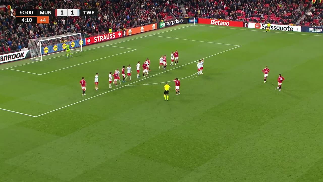 ¡TIRO ATAJADO! disparo por Bruno Fernandes.