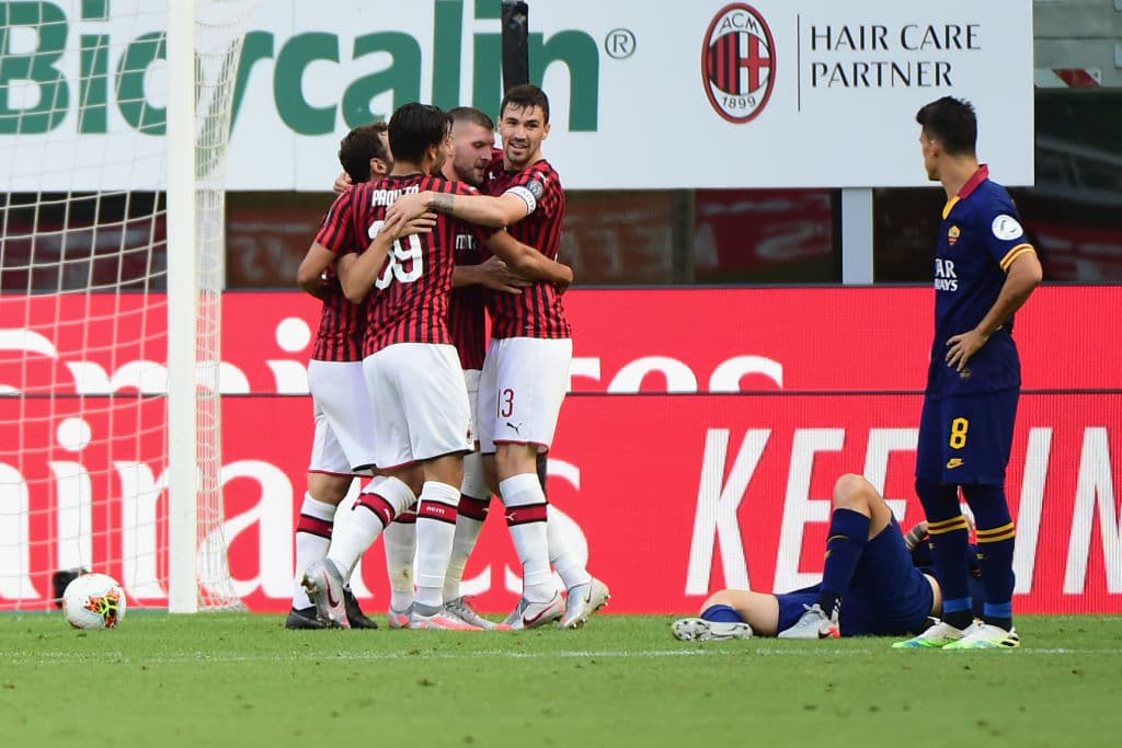 Los jugadores del Milan celebran el tanto de Çalhanoğlu para cerrar el marcador 2-0 desde los 11 pasos.
