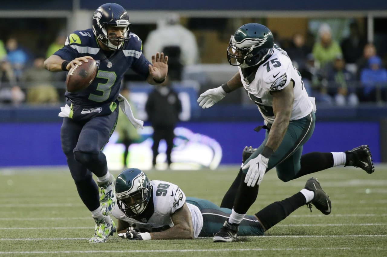 Draft 2012 – Philadelphia pudo seleccionar a Russell WilsonLos Eagles lo dejaron pasar en las tres primeras rondas para elegir defensivos y luego se tuvieron que conformar con Nick Foles, pues Seattle tomó a Wilson trece lugares antes (#75 global).