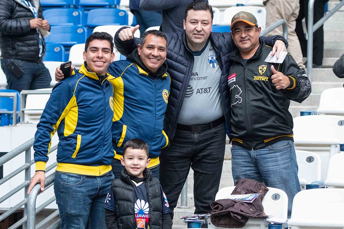 Más fanáticos unidos por la pasión del fútbol mexicano.