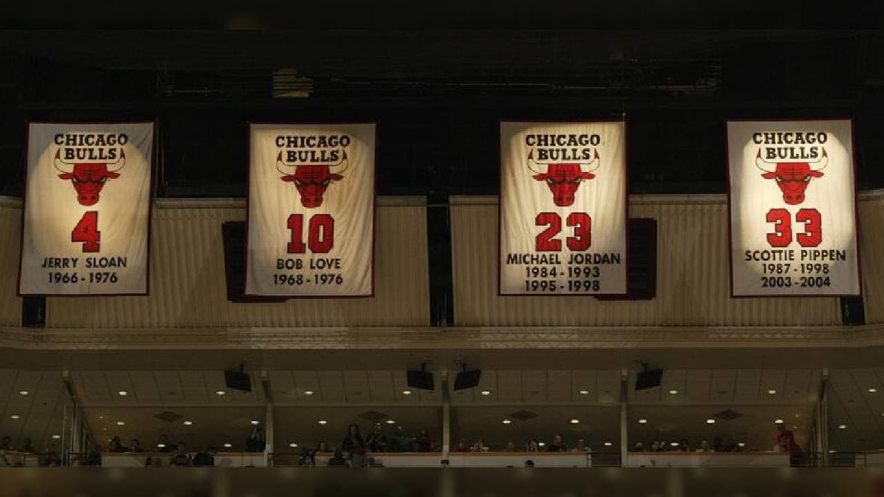 Sloan utilizaba el ‘4’ en el dorsal y fue el primer jersey que los Bulls retiraron en su historia. Un par de años después de que el mítico jugador se alejara de las duelas se convirtió en entrenador.