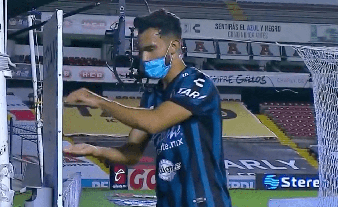 Increíble festejo del Querétaro: cubrebocas y gel tras gol