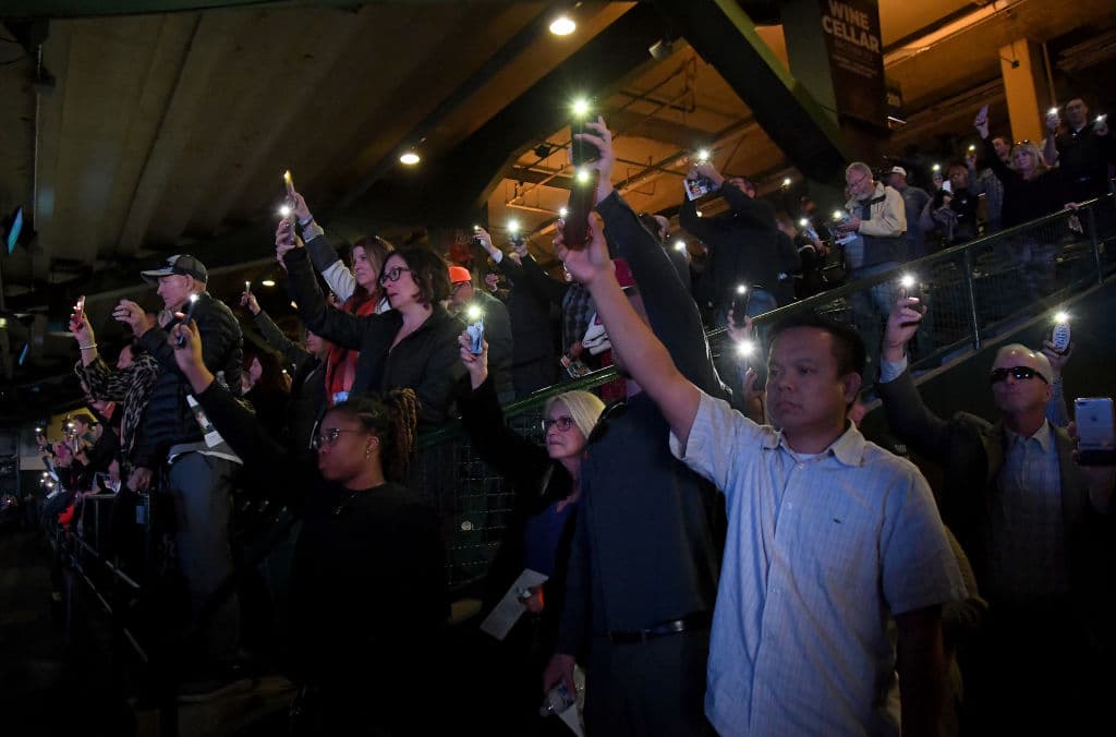La ciudad de Anaheim rindió homenaje a la Familia Altobelli, el coach John, su esposa Keri y su hija Alyssa, fallecidos junto a Kobe Bryant en un ccidente aéreo.