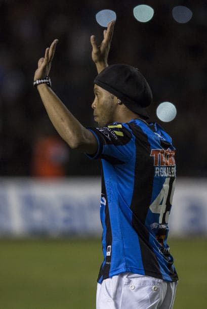 Al medio tiempo del duelo entre Querétaro y Puebla, Ronaldinho fue presentado a la afición de gallos. El brasileño fue vitoreado a pesar de no jugar.