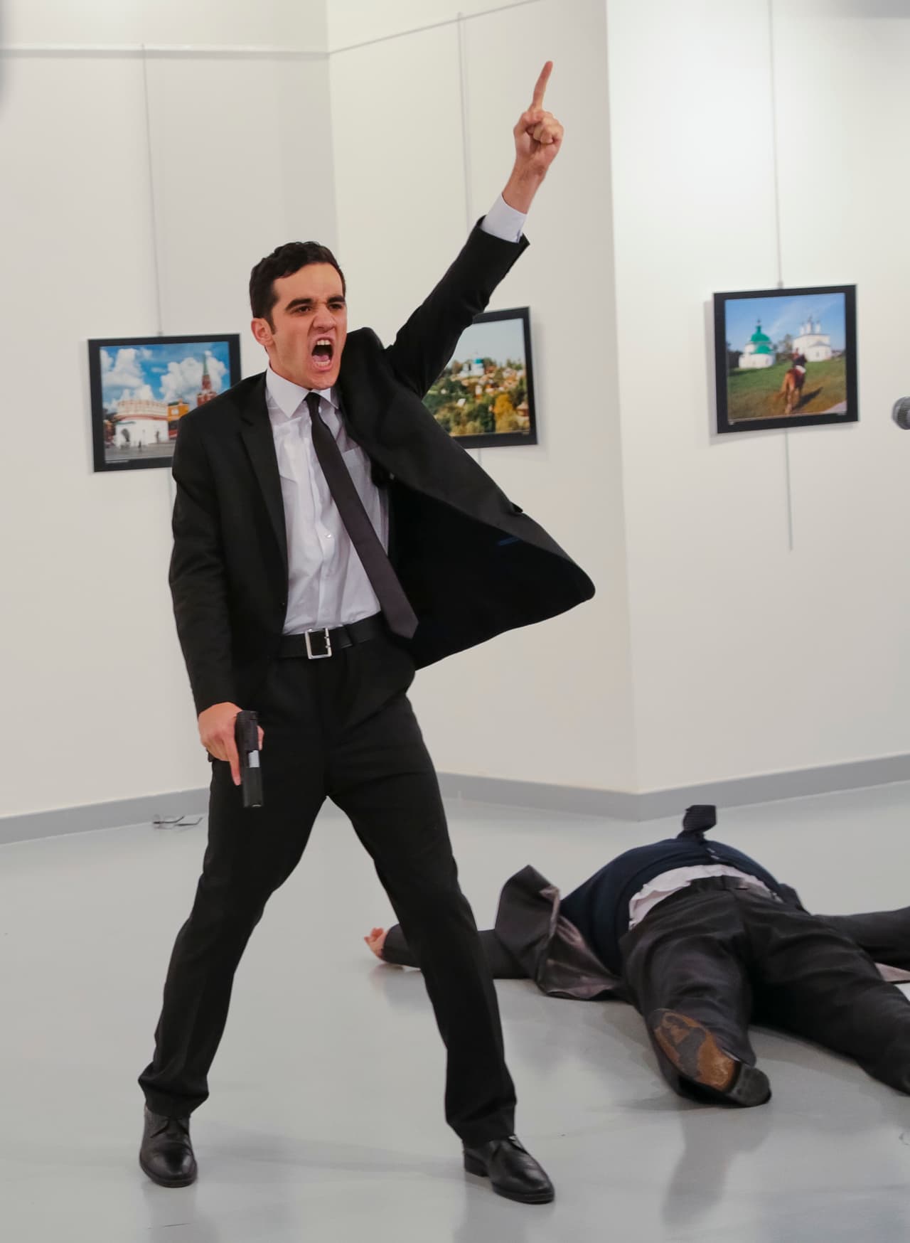 <b>El asesinato del embajador ruso en Turquía.</b> Con el grito "No olviden Siria" el asesino disparó contra Andrei Karlov, embajador ruso en Turquía, mientras el funcionario daba un discurso en una galería de arte. El atacante tenía 22 años y era diplomado por la academia de policía. Hizo al menos ocho disparos y remató a su víctima cuando ya estaba malherida en el suelo. Dijo en turco y en árabe alabanzas a Alá y a la yihad.