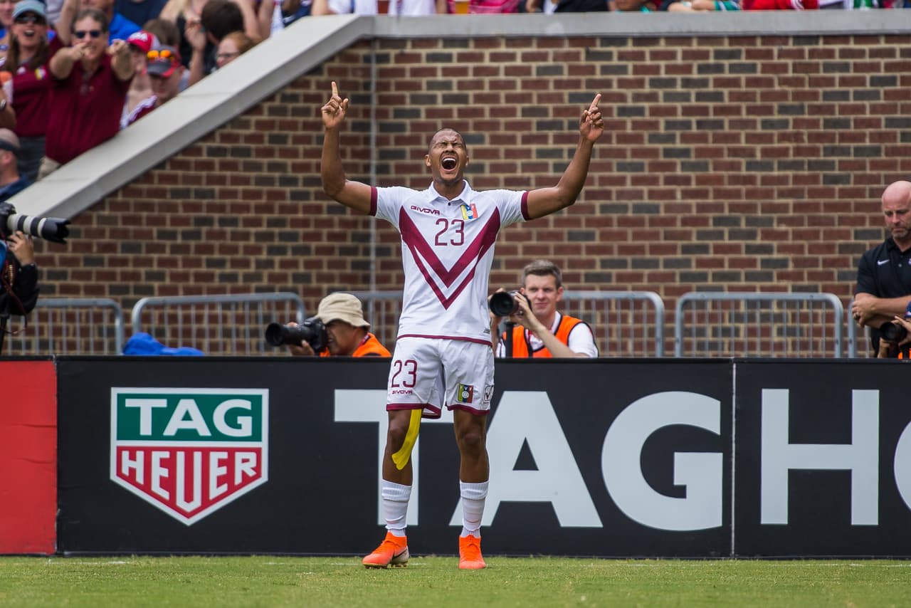 Al minuto 36' repitió Salomón Rondón (centro) para completar su doblete y el 3-0 a favor de Venezuela.