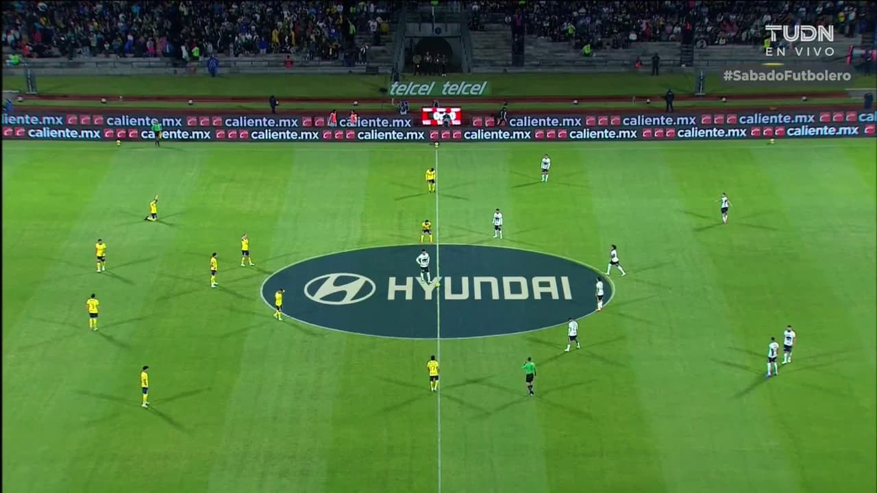 Arranca el partido y la pelota está en juego.