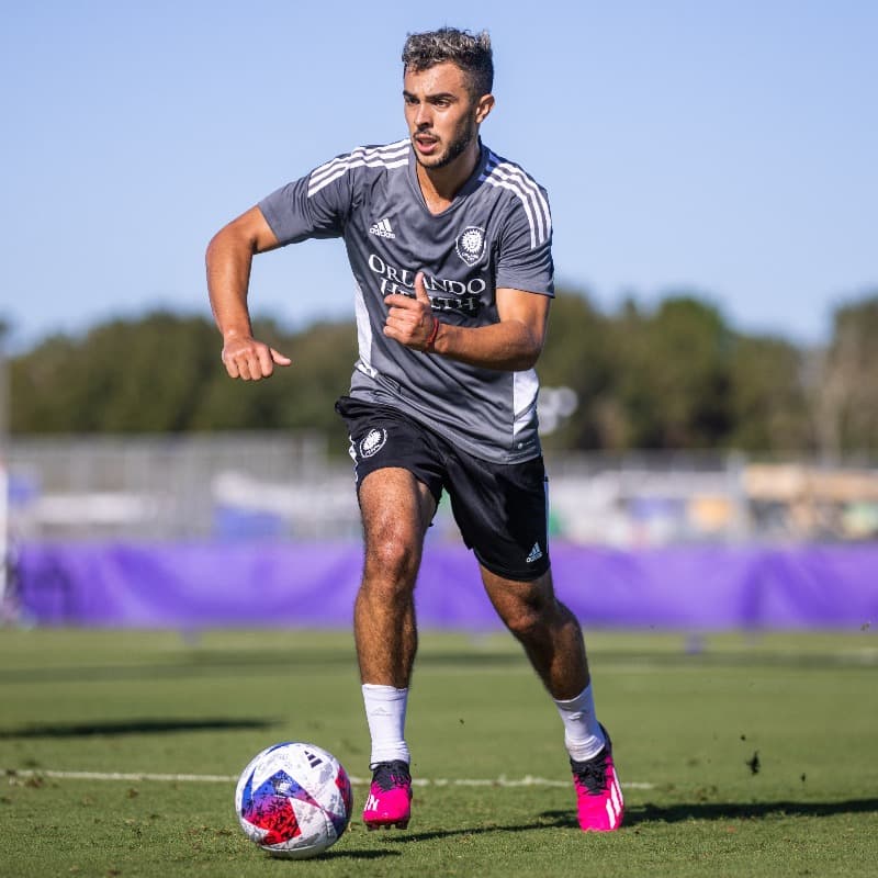 Ojeda -quien ya marcó algunos grandes goles en la pretemporada del club de Florida- tuvo hasta ahora su etapa más productiva en el equipo de la provincia de Mendoza, donde anotó 29 tantos en 88 partidos entre 2020 y 2022.