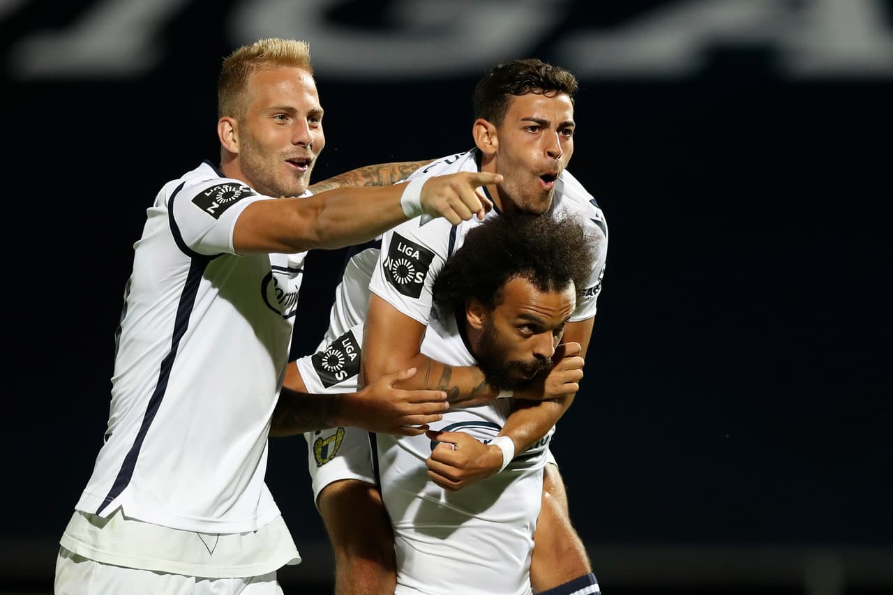 Con goles de Fábio Martins y Pote, el Familicao derrota al Porto en el regreso de la Primeira Liga.