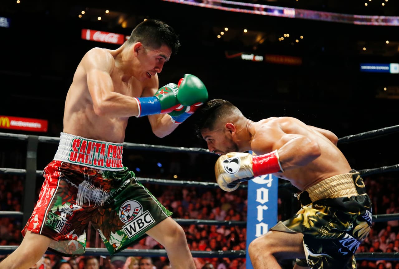 En el boxeo se dice que si dos mexicano suben al ring es garantía de espectáculo. Leo Santa Cruz y Abner Mares no fueron la excepción, el choque entre aztecas se dio el 29 de agosto en el Staples Center de Los Ángeles.