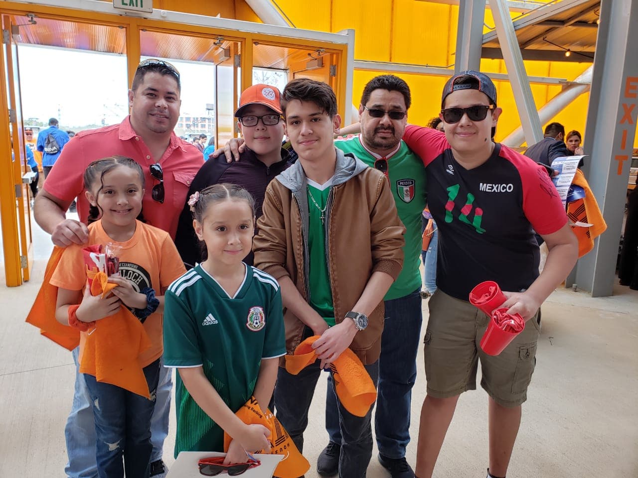 Los aficionados del Galaxy invaden Houston para ver el debut del fichaje estrella, Javier Hernández.