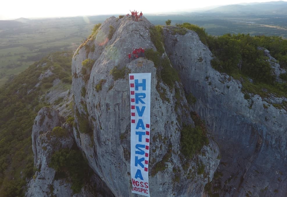 Despliegan espectacular manta en las montañas de Croacia para apoyar a su selección
