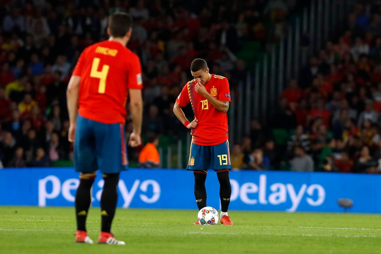 Desazón, desconcierto, incredulidad y frustración apilándose en el Benito Villamarín de Sevilla por el marcador que dejaba contra las cuerdas a España.