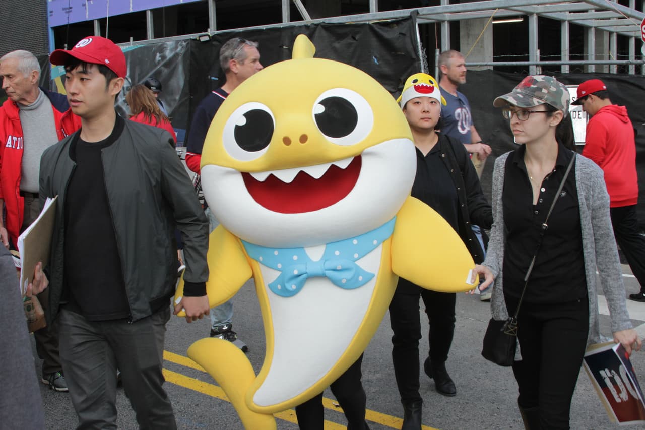 Comienza a caer la noche en Washington y los aficionados empiezan a llegar el estadio para ver el juego 3 de la Serie Mundial.