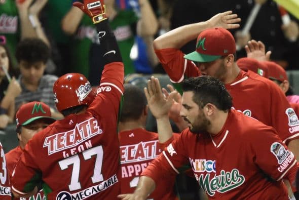 Elevado de sacrificio de Maxwell León en la séptima entrada decidió el segundo triunfo de los Tomateros de Culiacán de México de la Serie del Caribe de Béisbol en San Juan al vencer a los Cangrejeros de Santurce de Puerto Rico 3-2.