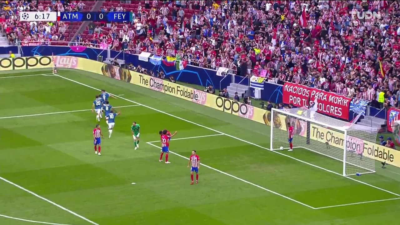 ¡TIRO ATAJADO! disparo por Ayase Ueda.