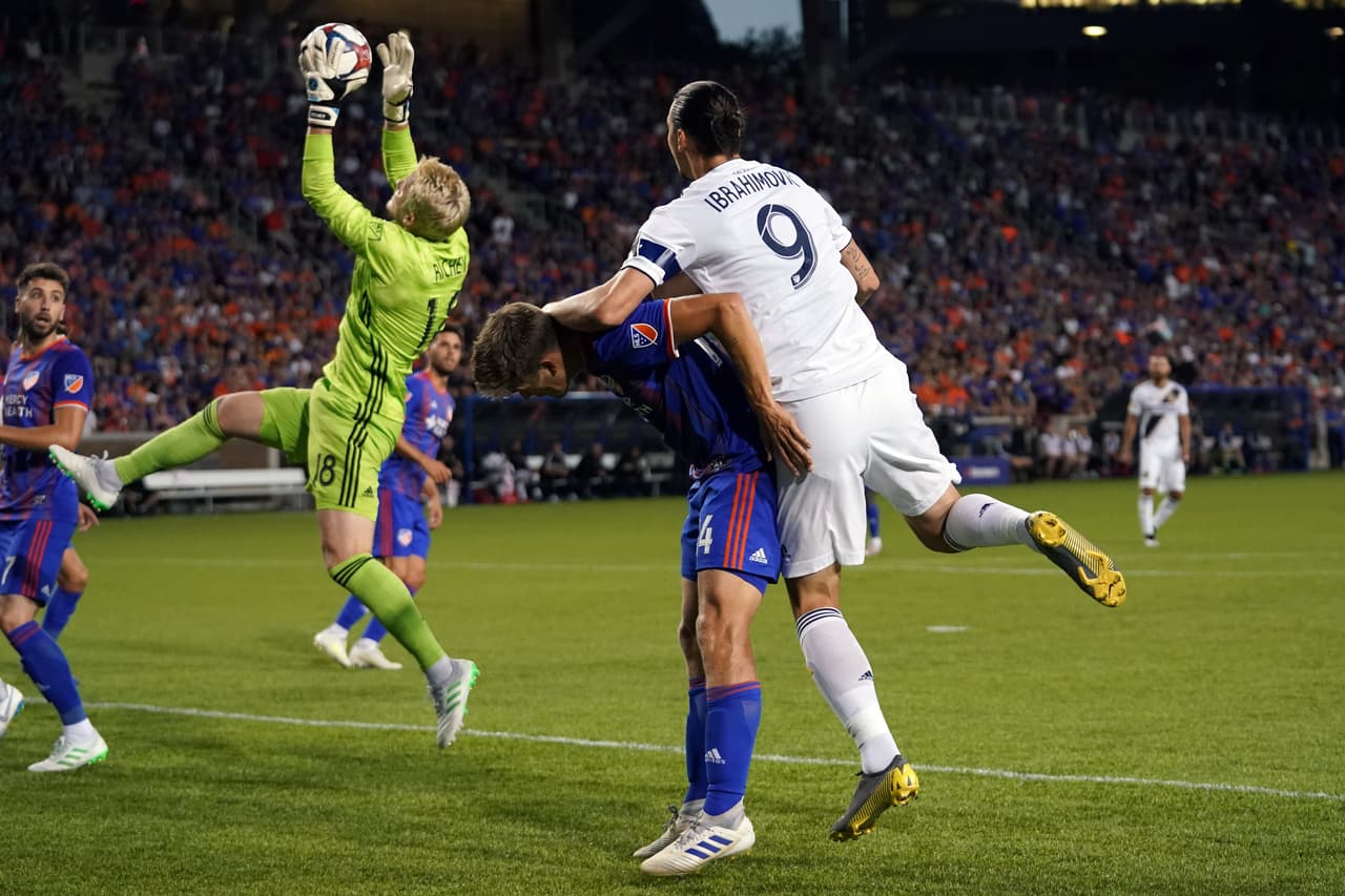 Una buena reacción en juego apereo del arquero Spencer Richey (izquierda) antes que llegara al cabezazo Zlatan Ibrahimovic (9).