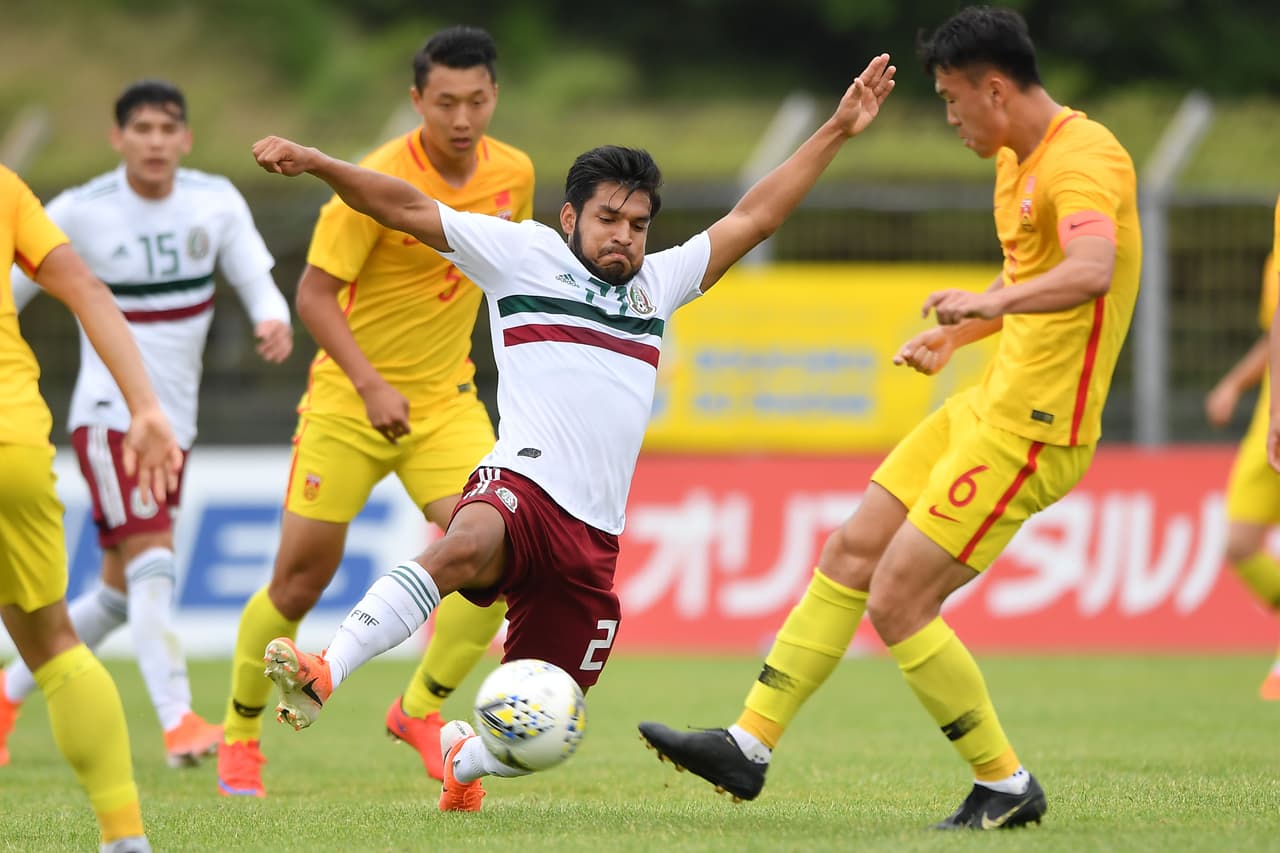 De menos a más en lo futbolístico, México aseguró el partido y con él la clasificación a la Semifinal.