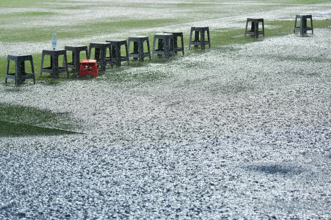 Era imposible pensar que se jugara un partido de fútbol en un campo en este estado.