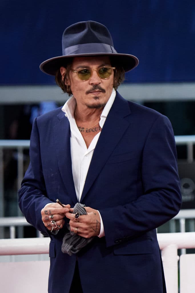 Durante el proceso, hubo una agresión que dejó evidencia física, ya que Depp le lanzó un celular en la cara a Amber, dejando moretones.
<br>