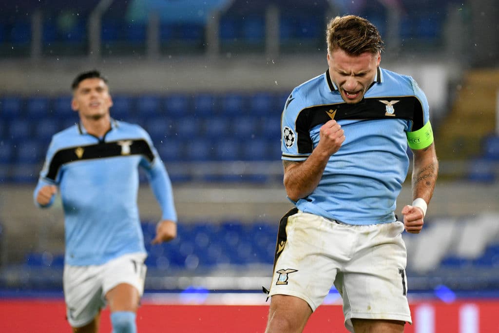 Correo (12’) adelantó al conjunto italiano. Vormer (15’) lo igualó, pero Immobile (27’) regresó la ventaja a los locales. Sobol (39’) dejaba al cuadro belga con 10 hombres; Vanaken (76’) regresó la paridad al marcador. Lazio clasifica a la siguiente ronda como segundo del Grupo F con 10 puntos.