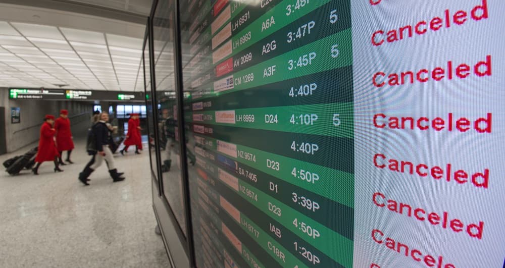 Cientos de vuelos cancelados en más de 50 aeropuertos.