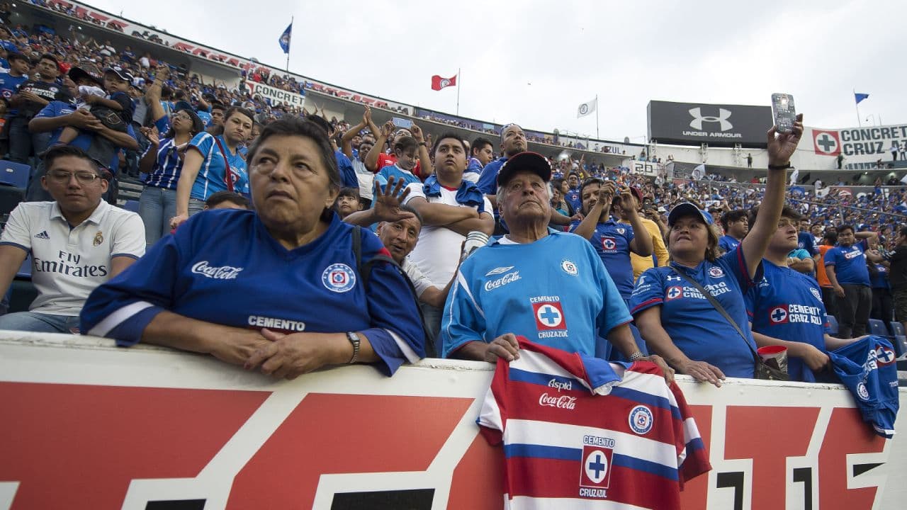 Cruz Azul despidió a su estadio con 27 mil aficionados en las gradas.