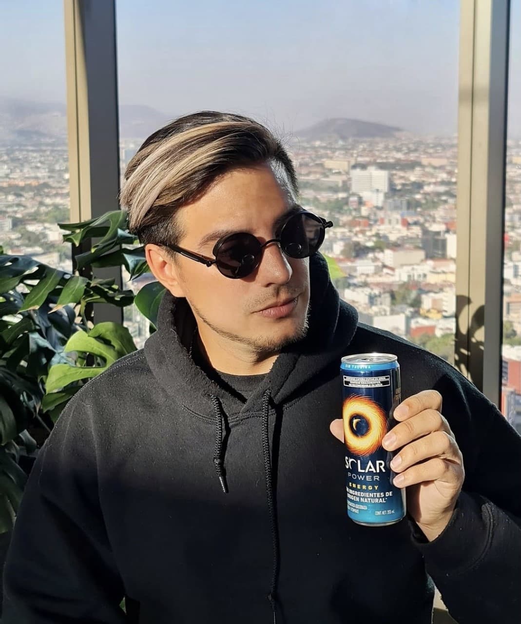 El hijo de Eugenio Derbez tuvo que acudir al casting para demostrar que su versatilidad actoral también es capaz de ofrecer un personaje sombrío.
<br>