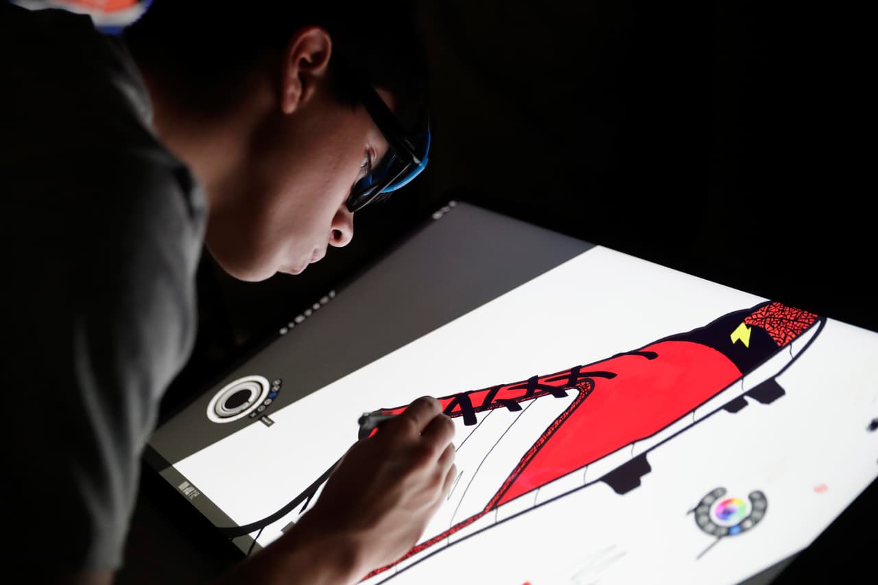 Los fanáticos también interactuan y pueden dibujar los diferentes accesorios propios del fútbol americano.