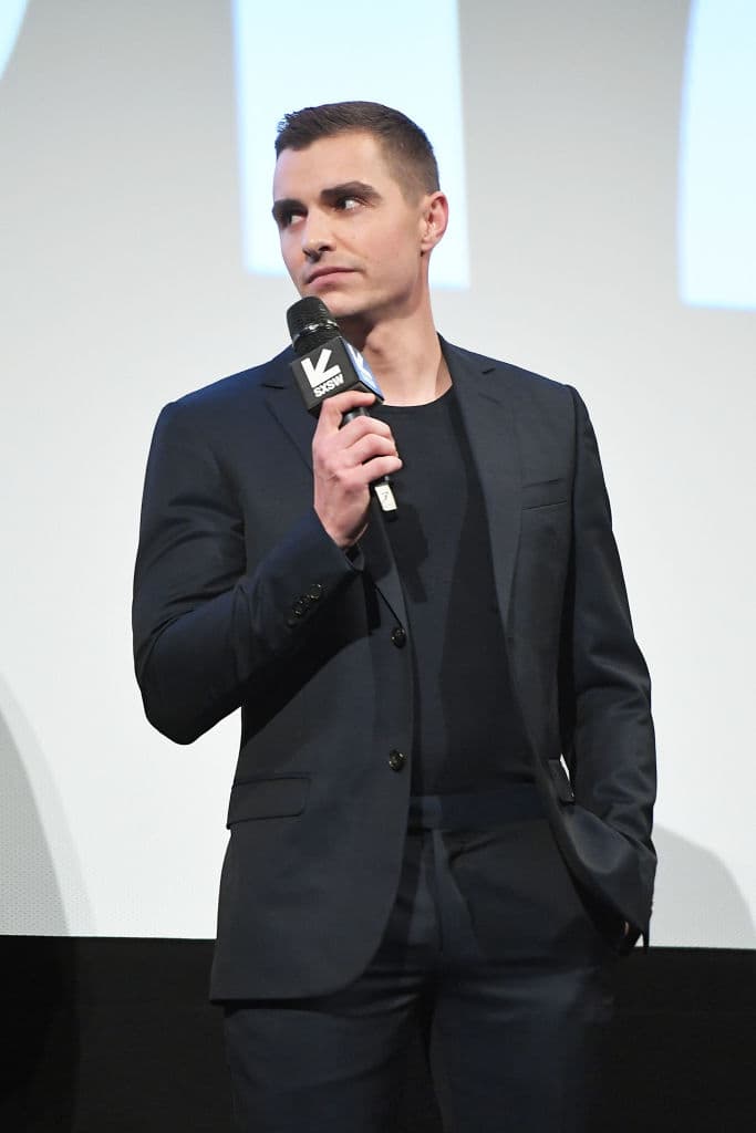 Durante los atracos, siempre contra hombres de negocios corruptos, hacen llover el dinero robado sobre los espectadores, ante la atónita mirada de un equipo de élite del FBI que les sigue la pista.
<br>