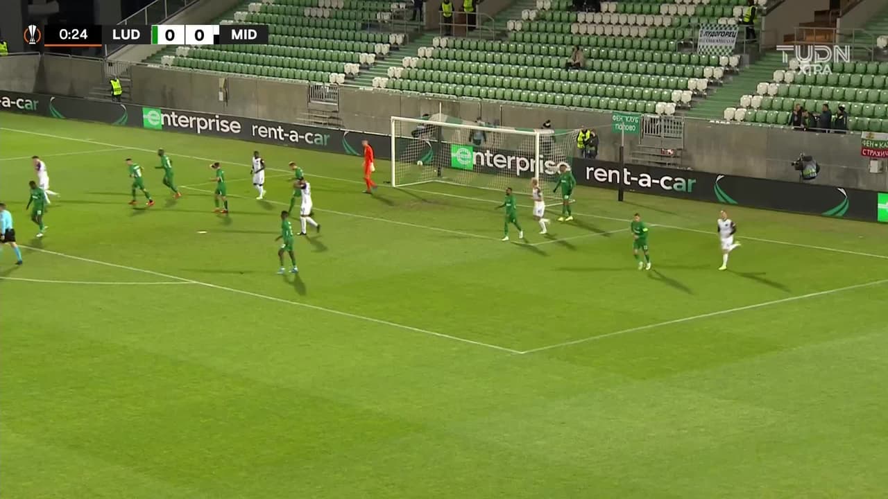 ¡CERCA! Nikolas Dyhr disparó que se estrella en el poste.