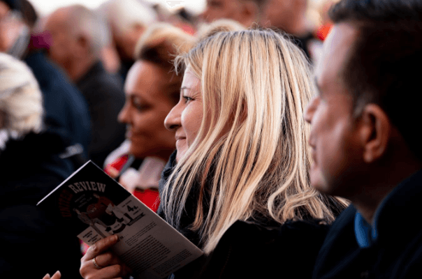 Jugadores, exjugadores, directivos, aficionados, entrenadores y familiares de las víctimas acudieron al Memorial para mostrar sus respetos por los ocho fallecidos en 1958.