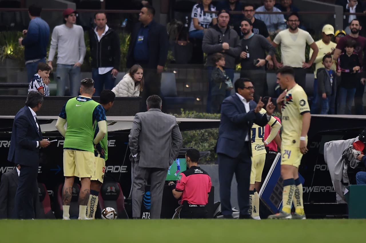 Miguel Herrera observa al árbitro mientras corrobora la jugada.