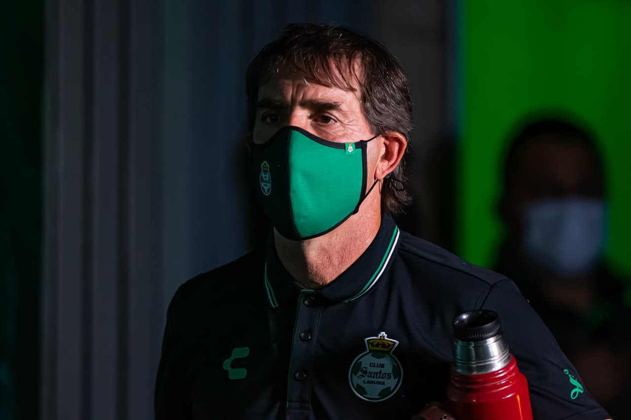 Guillermo Almada critica el juego defensivo de Cruz Azul