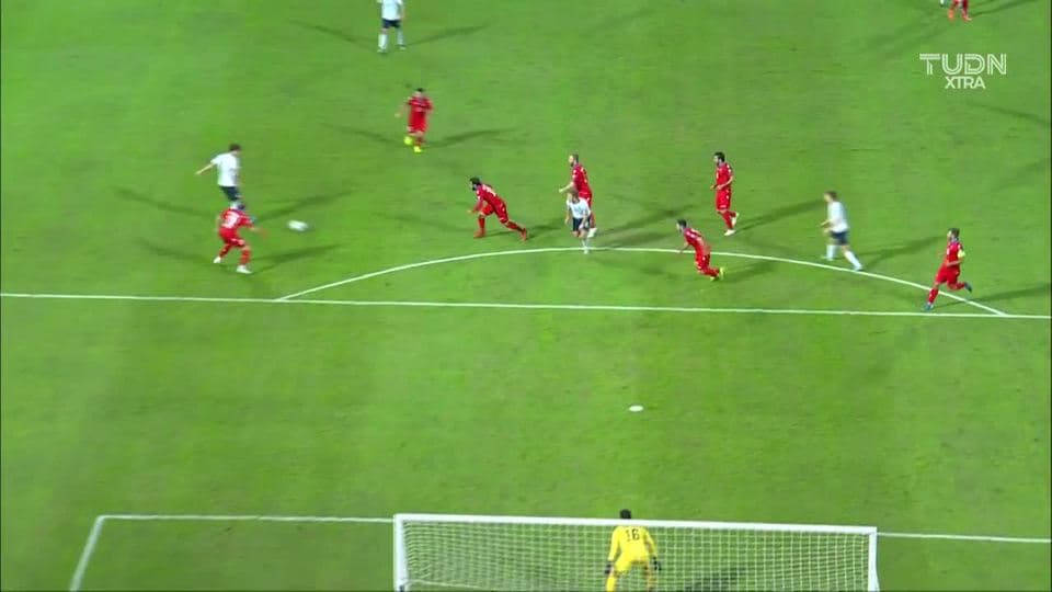 Tiro desviado de Nicolò Barella