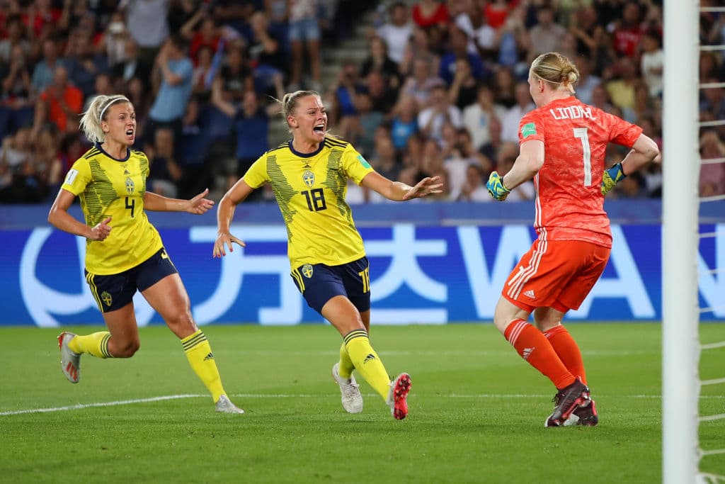Hedvig Lindahl (1) se estiró todo lo que pudo, lanzándose sobre su costado derecho, y detuvo el disparo de la canadiense que iba colocado pero adivinó el lanzamiento y el festejo fue efusivo por preservar la ventaja.