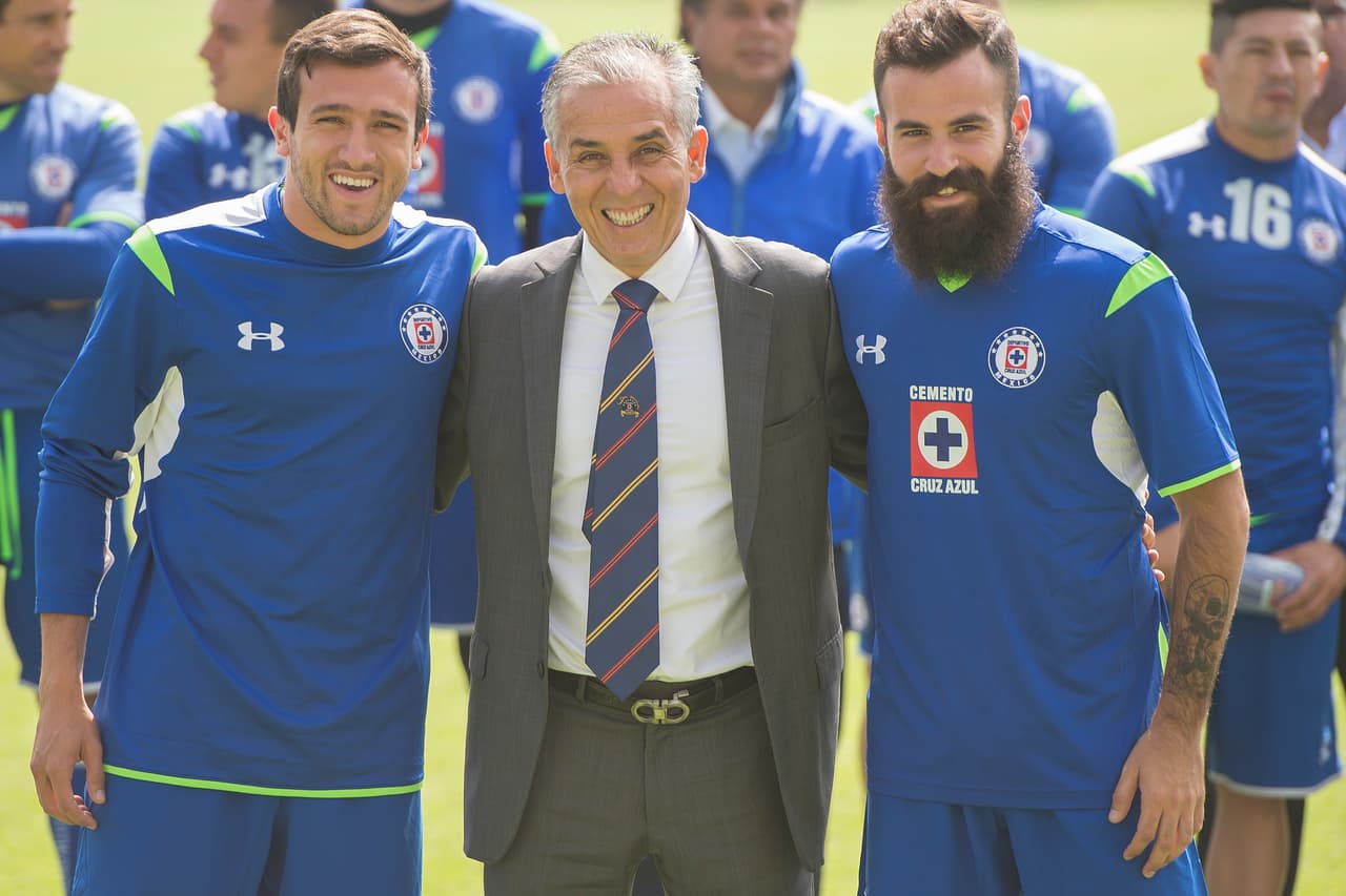 Cruz Azul, con la llegada de Sergio Bueno a los celestes también vinieron gente de media cancha, el problema será acomodar a tantos elementos en este sector pues Torrado y Giménez siguen en el club. Veremos de qué modo logra alinear a Marc Crosas, Richard Ruíz y Lucas Silva.