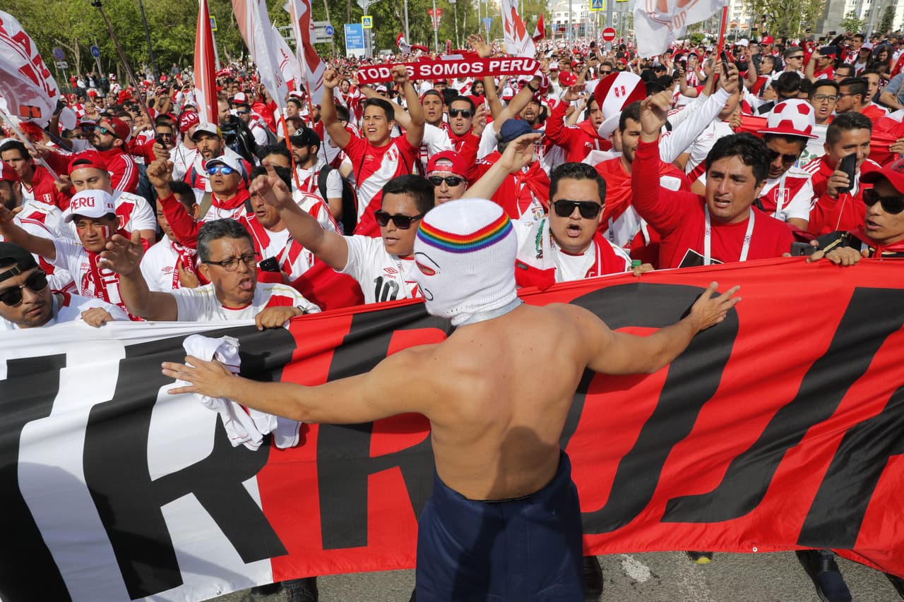 El colorido y fiesta de los fanáticos, en su mayoría de los incas, se apoderó de Ekaterinburgo en medio del partido entre Francia y Perú, en la segunda jornada del grupo C del Mundial de Rusia 2018.