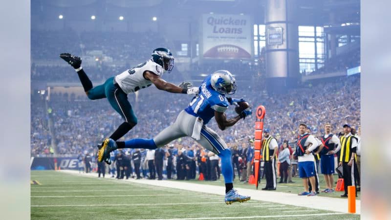 Calvin Johnson de Detroit Lions atrapa pase para tochdown. Calvin Johnson de los Philadelphia Eagles trata de interceptar pase. Año 2015.