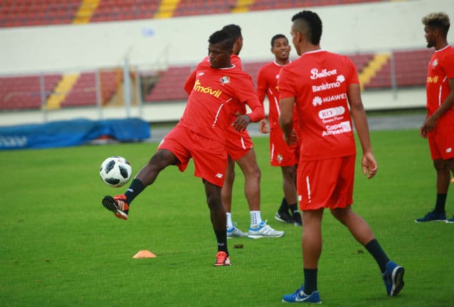 Dos futbolistas de Panamá se pierden juego contra México por COVID-19
