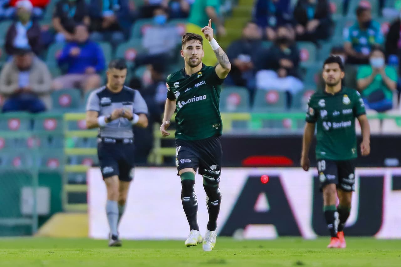 El uruguayo puso adelante a Santos en la primera mitad.