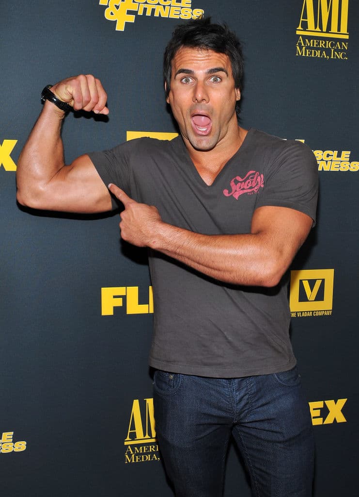 También desarrolló un problema con el alcohol y las drogas durante esa década que le dio un sentido de importancia elevado, admitido por sí mismo.