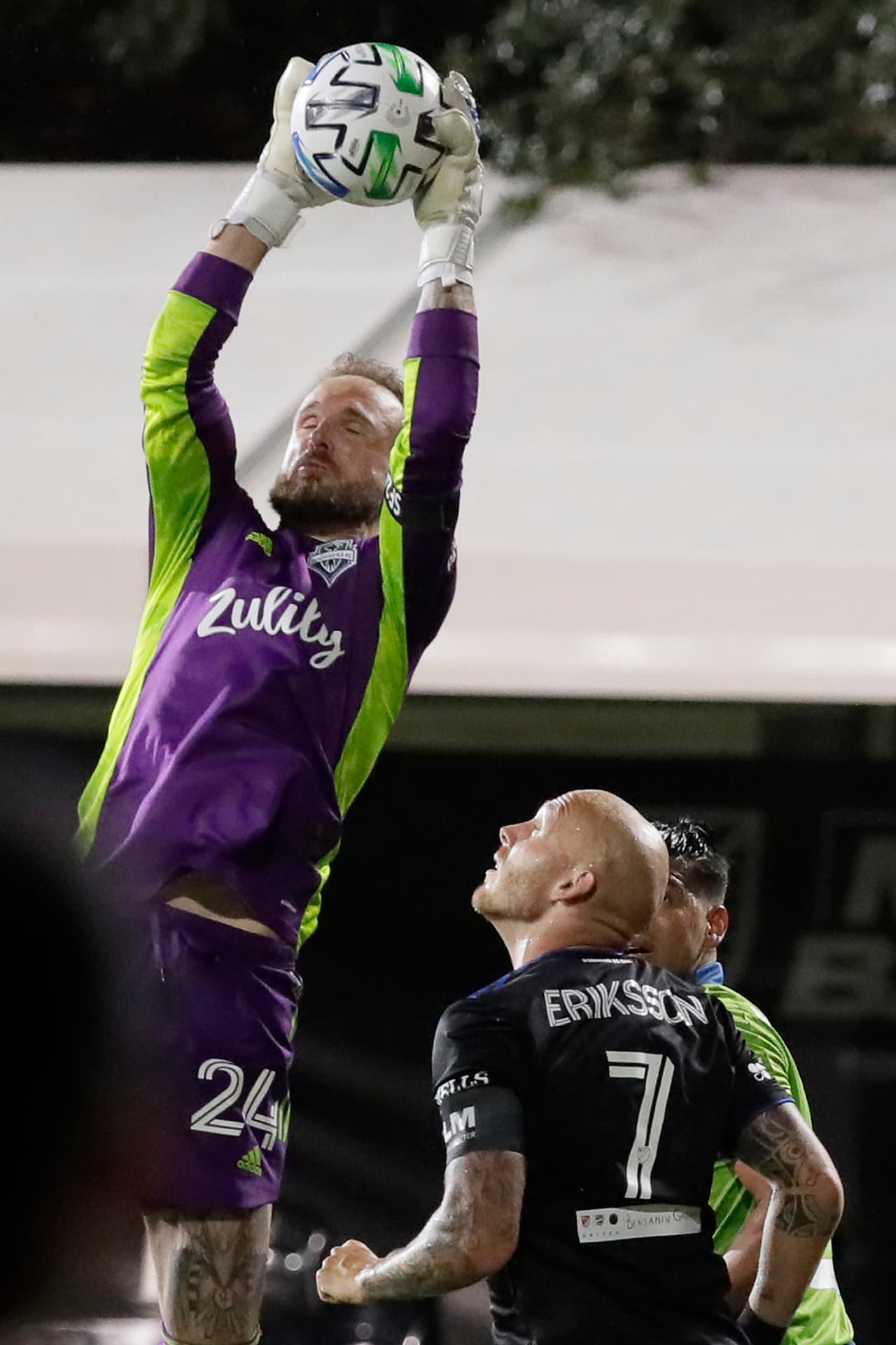 Al inicio de la segunda mitad, San Jose hilaba interesantes jugadas ofensivas, pero el gol se les negaba; los de Seattle aprovechaban los contragolpes.