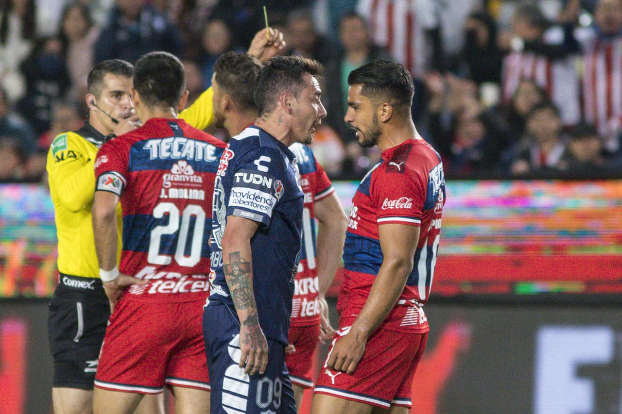 Ni Pachuca ni Chivas logran romper las redes y se dividen los puntos.