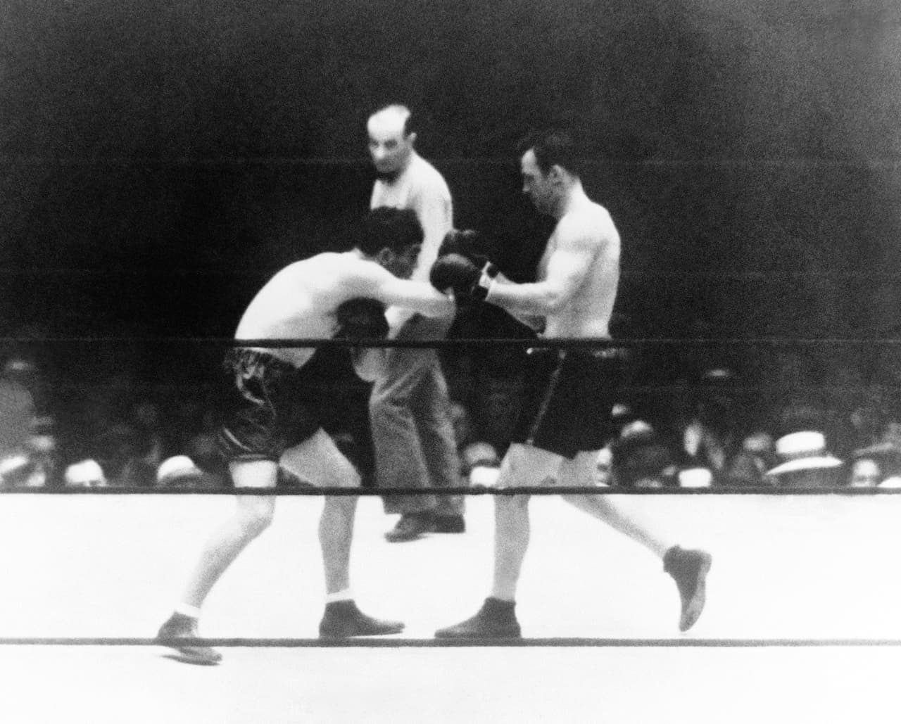 En 1936, el ex campeón alemán de peso pesado boxeador Max Schmeling derrota al estadounidense Joe Louis, en una conmoción que fue utilizada como propaganda por el régimen nazi.