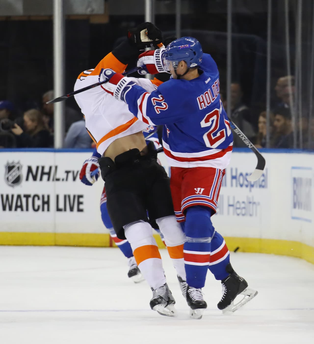 Muchas veces las acciones se presentan a pesar de que el puck no está en juego en esas zonas. Sin embargo, hace parte de la estrategia.