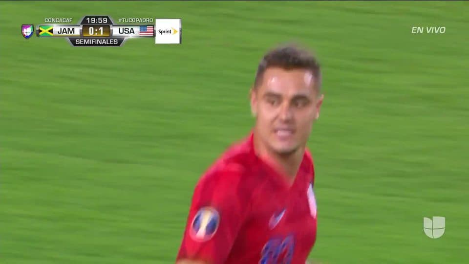 Tiro desviado de Aaron Long