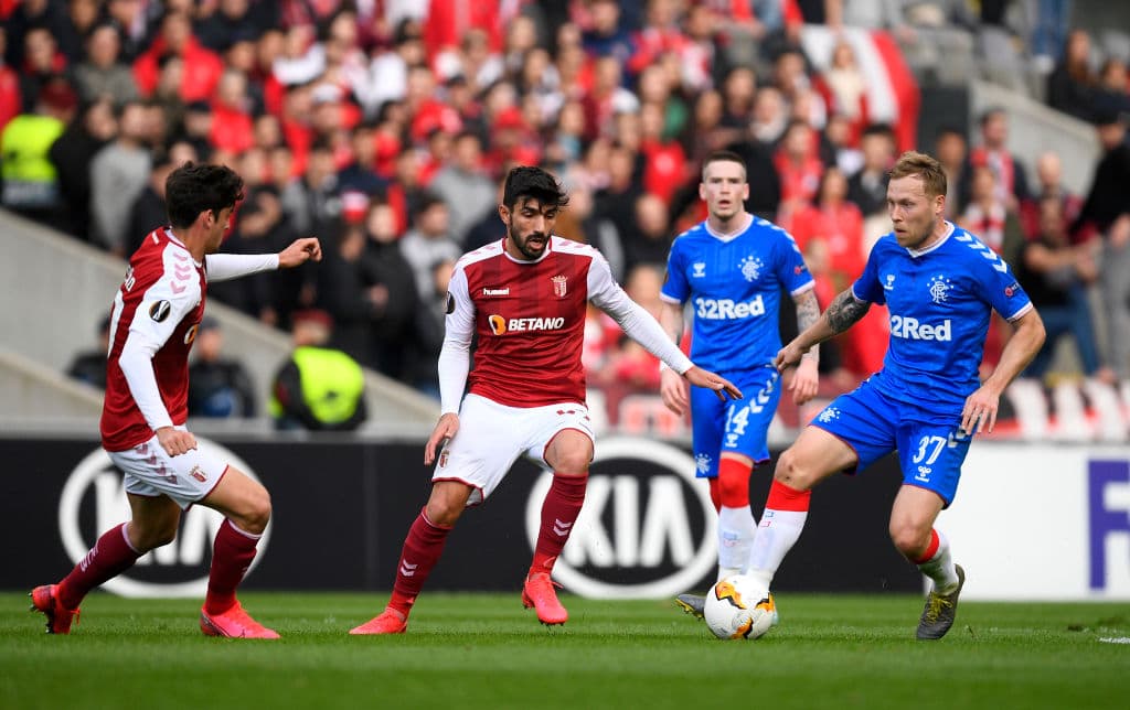 Doble marca en el mediocampo sobre Scott Arfield. Poco a poco los Rangers se apoderan de la pleota y las jugadas de peligro en la cancha del Braga.