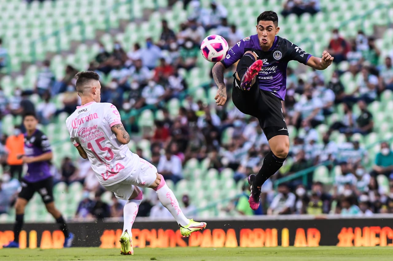 El partido arrancó muy disputado en mediocampo y de a poco Santos ganaría la posesión.