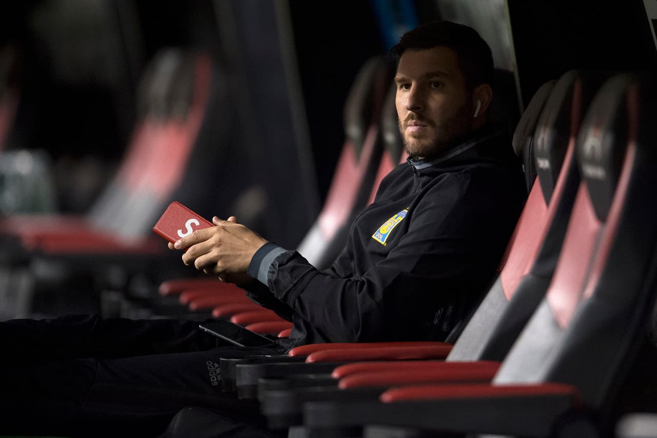El delantero visitante de Tigres Andre-Pierre Gignac buscó un lugar aislado para tomarse un tiempo de meditación.